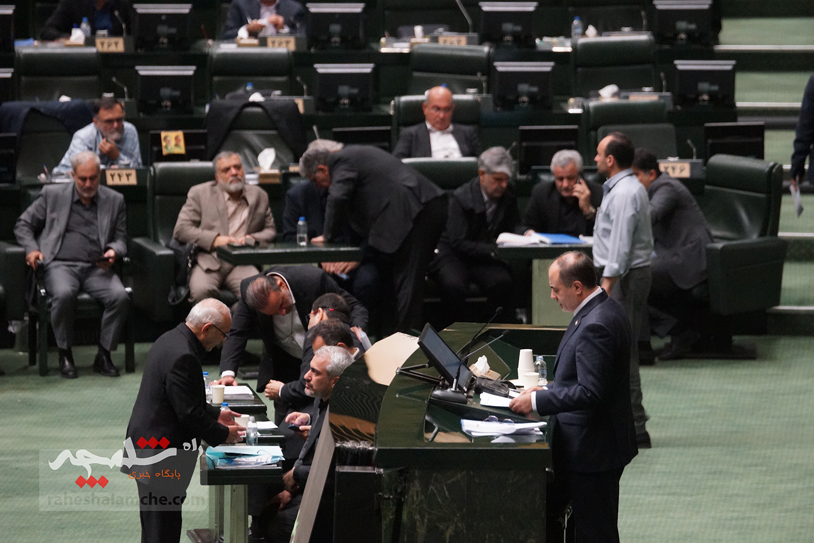 رسانه‌های زنجیره‌ای اعتراض نمایندگان در باره گرانی‌های اخیر را ضد وفاق دانستند!